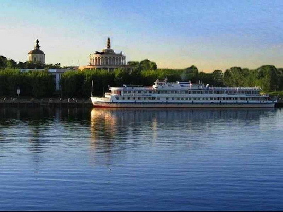时光荏苒,如今的伏尔加河被美丽的景致和游船所取代.