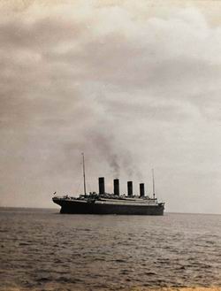 4月15日：“泰坦尼克”号失事