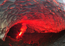 俄摄影师捕捉火山岩洞绝美照片