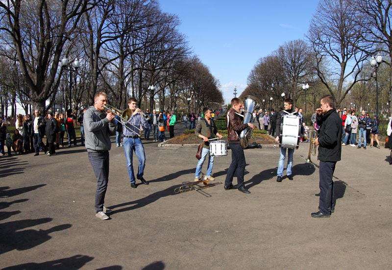 图为几名俄罗斯青年在公园内现场演奏爵士乐