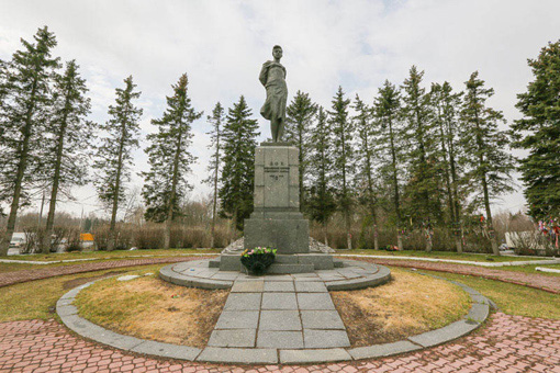 在彼得里谢沃村路口屹立着一座卓娅的纪念碑，碑上写着苏联人民英雄卓娅永垂不朽（1923-1941）