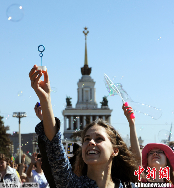 莫斯科举办肥皂泡节 色彩缤纷迎春天