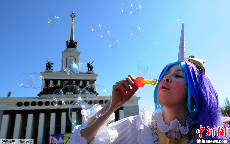 莫斯科举办肥皂泡节 色彩缤纷迎春天