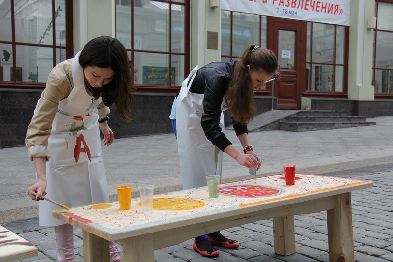 高清组图：俄历复活节 艺术家绘制长凳和彩蛋