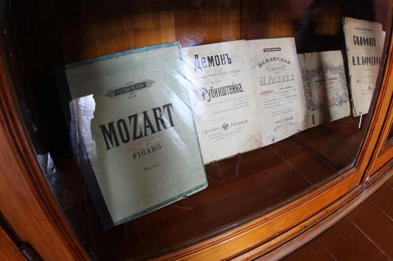 图为柴科夫斯基故居一层的展览室，橱柜里摆放着作曲家使用过的乐谱