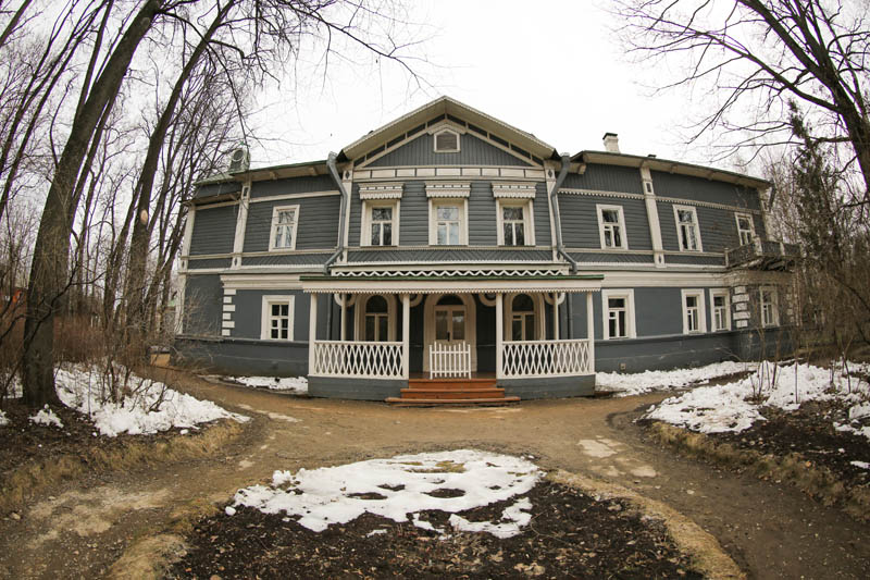 图为柴科夫斯基故居的外景。这栋楼房共有两层，柴科夫斯基曾住在第二层，第一层是餐厅和他的仆人索夫洛诺夫的房间