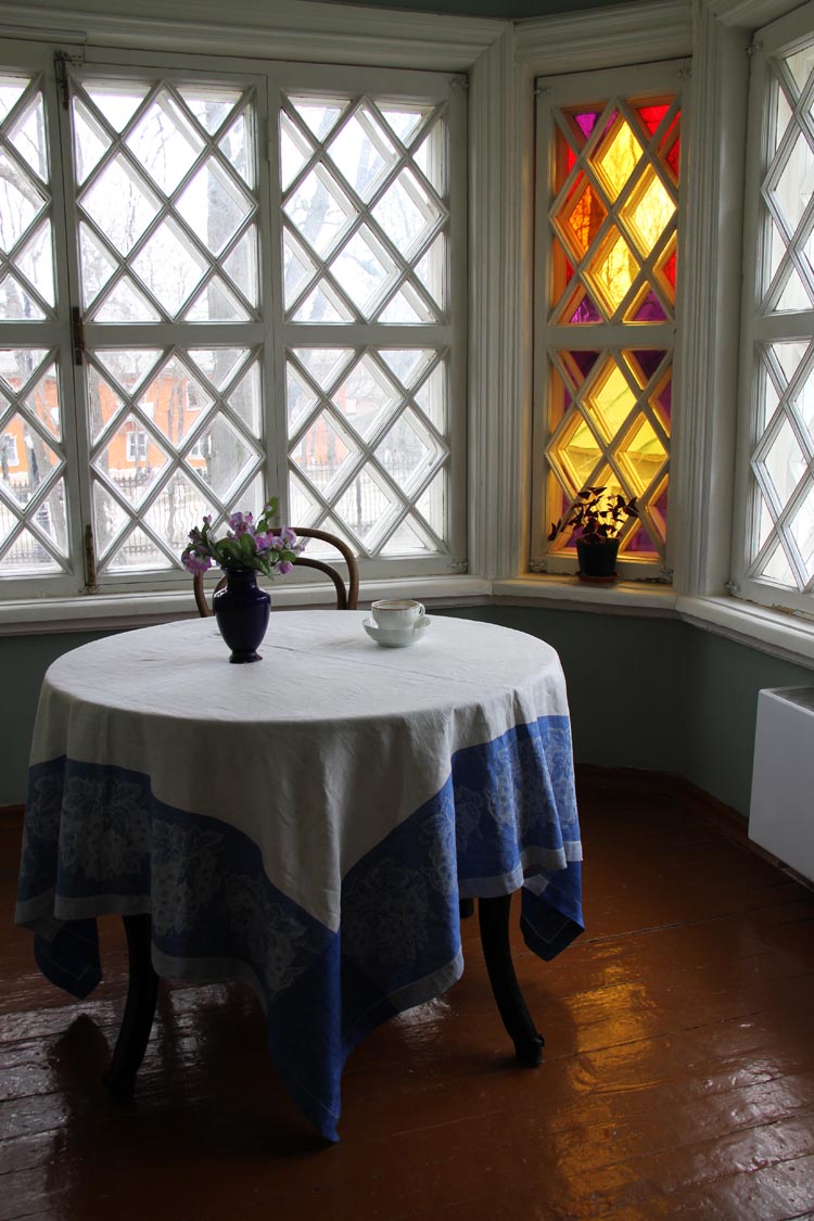 图为柴科夫斯基故居客厅的一处小阳台。夏天的时候，柴科夫斯基常在这里用餐