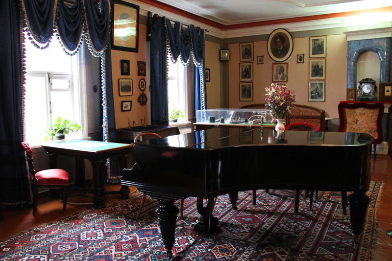 柴科夫斯基故居客厅内的钢琴，这是圣彼得堡”Bekker“钢琴厂1885年送给柴科夫斯基的第二架钢琴，第一架钢琴，他留给了妻子安东尼娜