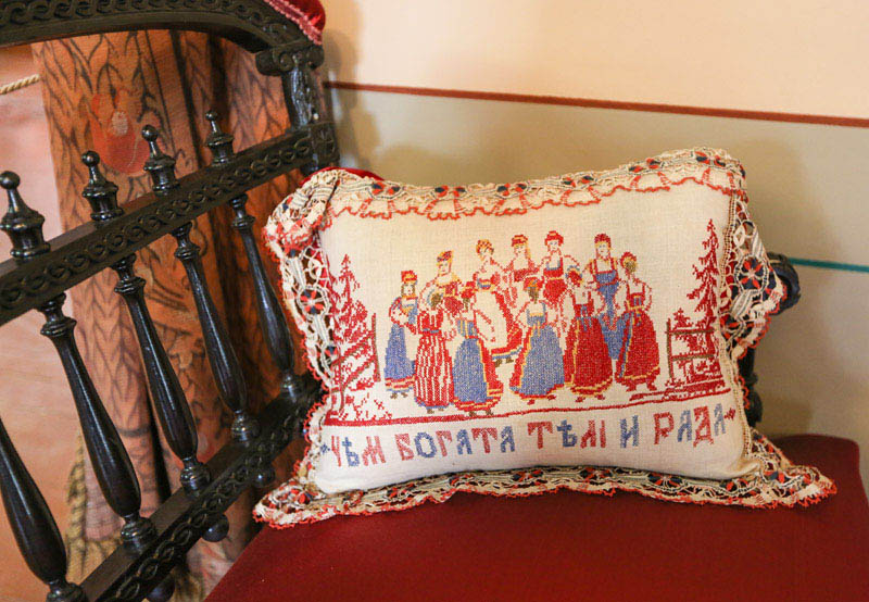 图为柴科夫斯基故居客厅沙发上摆放着的刺绣靠枕