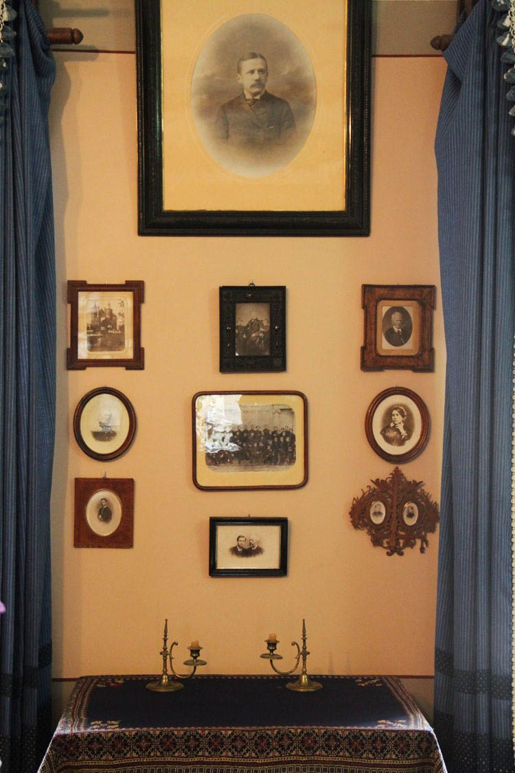 图为柴科夫斯基故居客厅的一角，墙上展示的是柴科夫斯基的亲人与朋友的照片