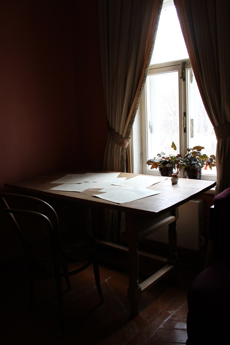 图为柴科夫斯基卧室内的书桌。柴科夫斯基工作十分有规律，每天都在固定的时间段工作，他认为，“灵感是一位客人，这位客人不喜欢造访懒惰的人”