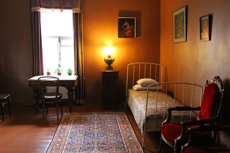 柴科夫斯基故居的客房。1893年8月，柴科夫斯基最后一次邀请音乐家朋友来到家里演奏刚刚写好的《第六交响曲》，以便对乐谱进行修改