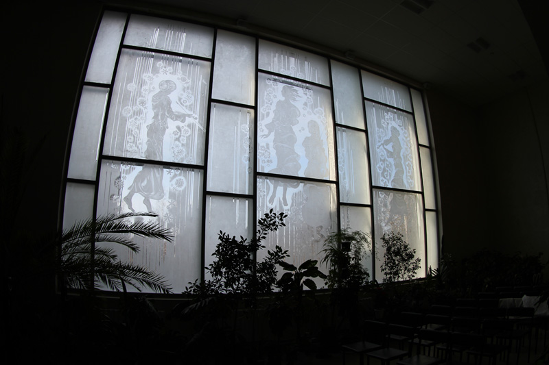 图为音乐厅内的雕花玻璃