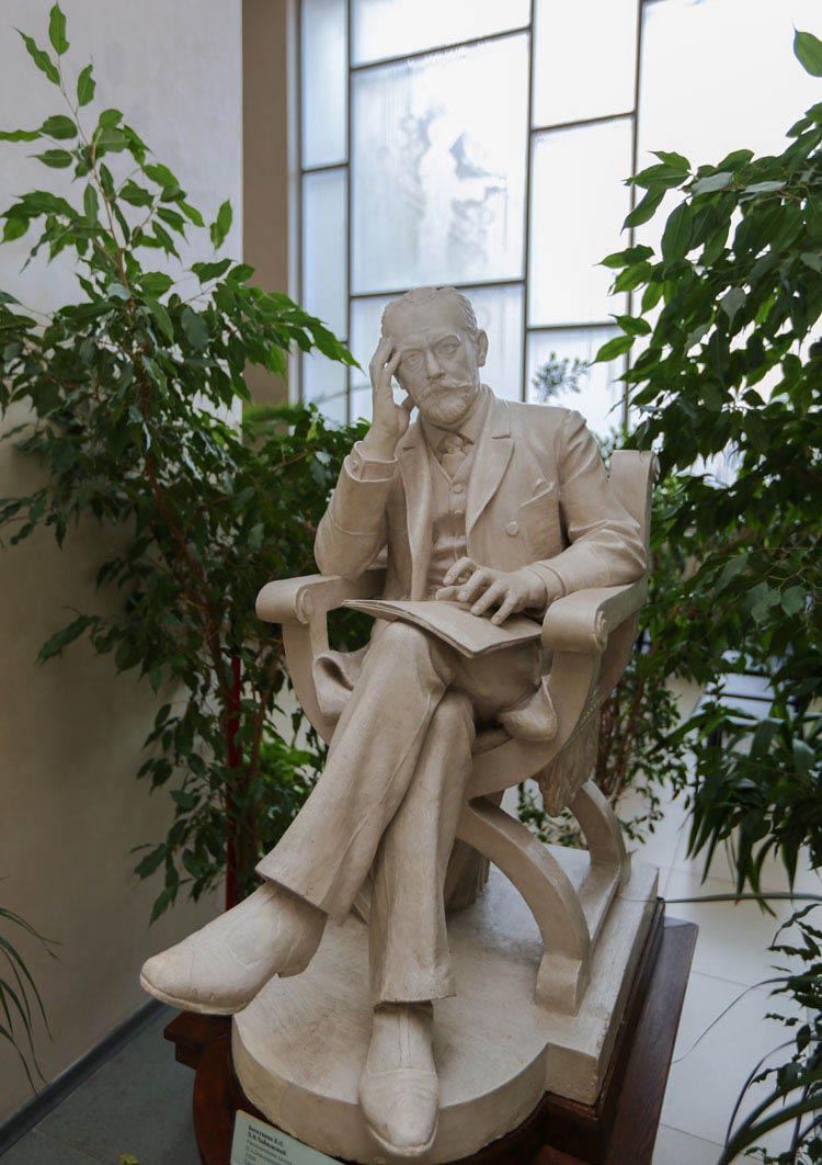 图为音乐厅内的柴科夫斯基雕像