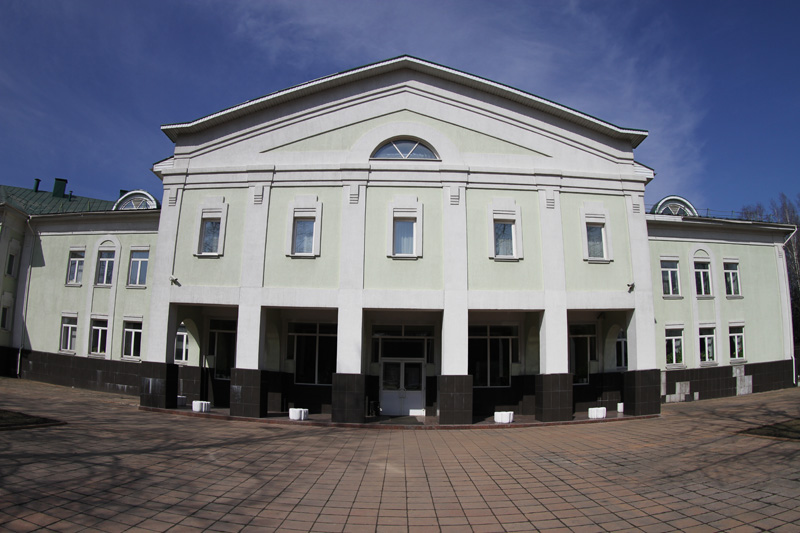 图为柴科夫斯基故居的音乐厅，这里经常举办一些音乐会以飨前来参观的音乐爱好者