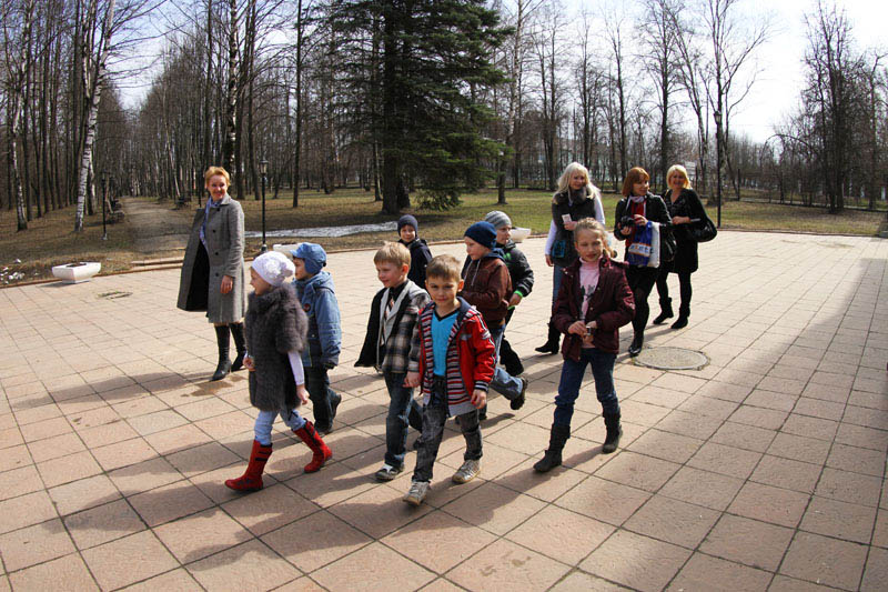 一群俄罗斯小学生前来参观柴科夫斯基故居