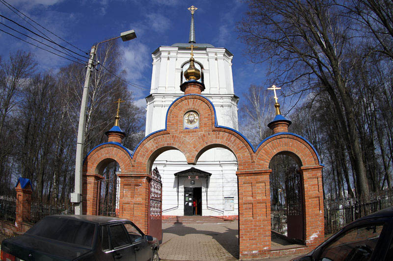 这是柴科夫斯基的学生塔涅耶夫故居旁的一座教堂。塔涅耶夫是柴科夫斯基的学生，很多柴科夫斯基的钢琴作品都是由塔涅耶夫首次演奏的