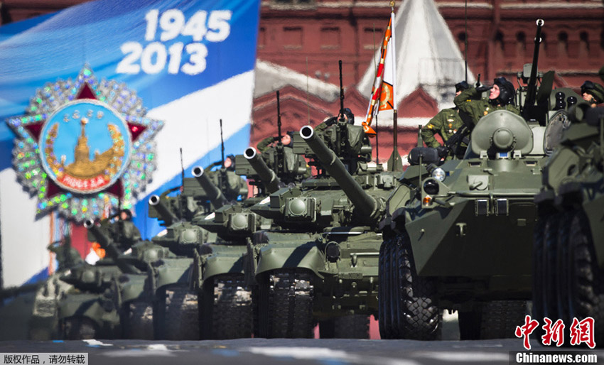 2013年5月7日，俄罗斯陆军的T-90主战坦克在莫斯科红场参加胜利日阅兵式彩排。