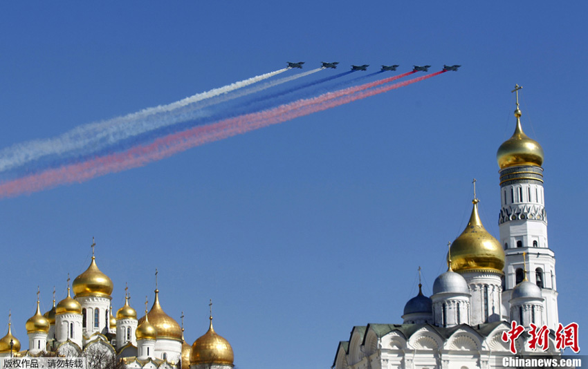 2013年5月7日，俄罗斯战机飞过位于莫斯科的克林姆林宫上方，为胜利日游行进行彩排。