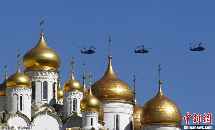 2013年5月7日，俄罗斯战机飞过位于莫斯科的克林姆林宫上方，为胜利日游行进行彩排。