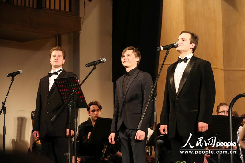 图为阿列克谢·伊萨耶夫、季莫费伊·克留科夫与安东·安东诺夫合唱《向那伟大的年代致敬》演唱。（摄影 屈海齐）