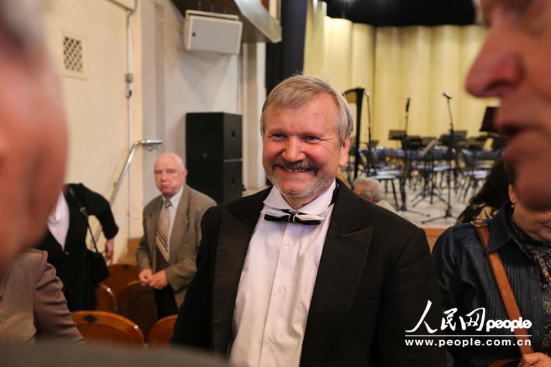 图为音乐会结束后，格涅辛音乐学院乐团艺术总监维克多·胡多列伊与观众交流。（摄影 屈海齐）