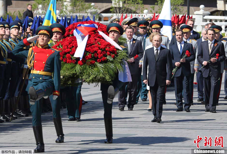 普京向莫斯科无名烈士墓敬献花圈（图）