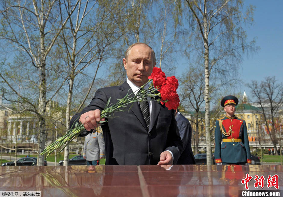 普京向莫斯科无名烈士墓敬献花圈（图）