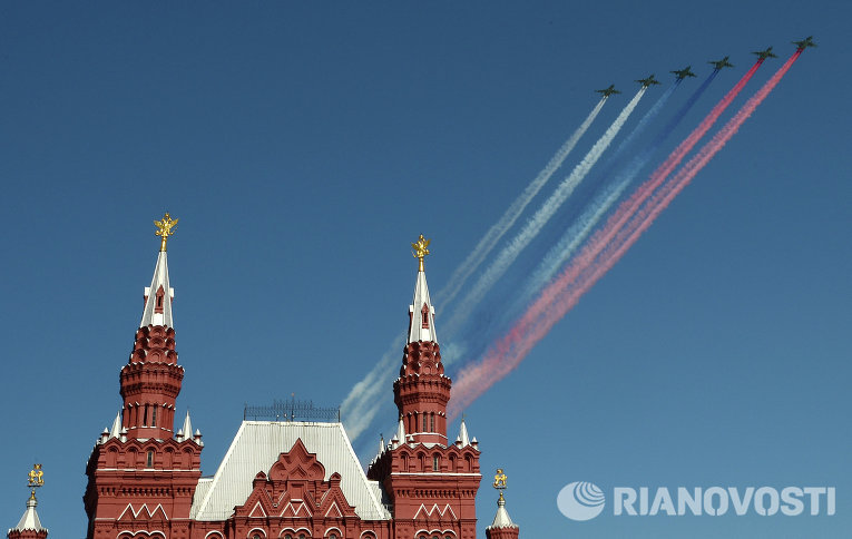 俄军机飞过红场上空 图片来源：俄新社