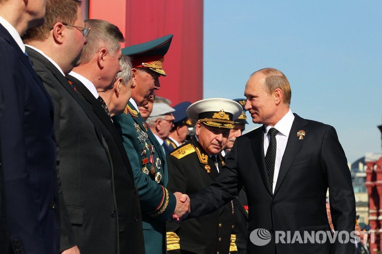 普京与二战老兵一一握手 图片来源：俄新网
