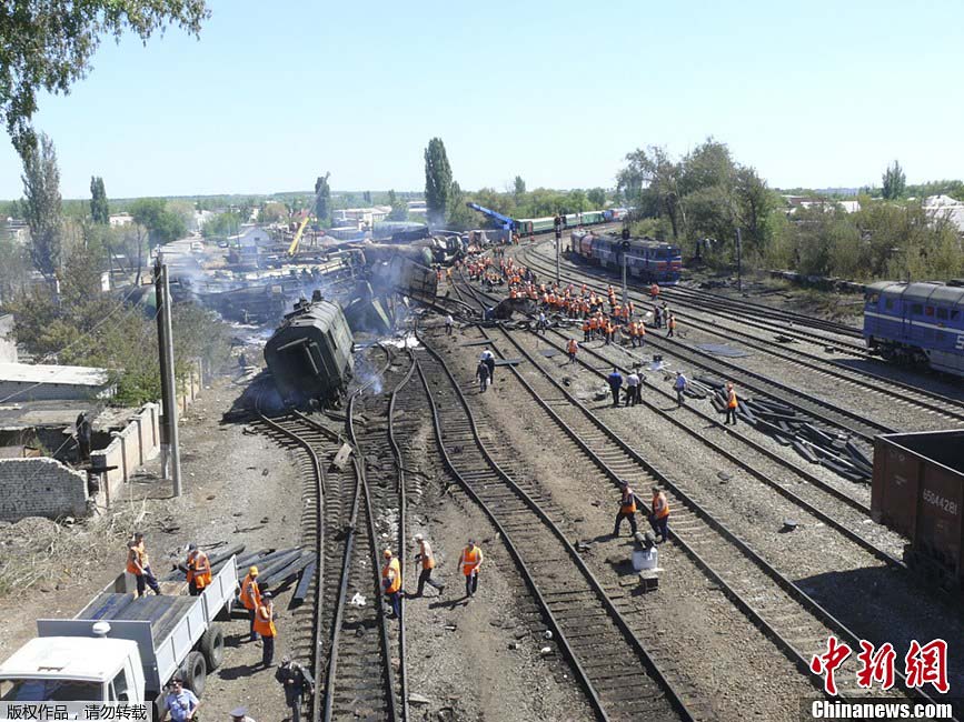 俄罗斯油罐列车脱轨引大火 造成数十人受伤