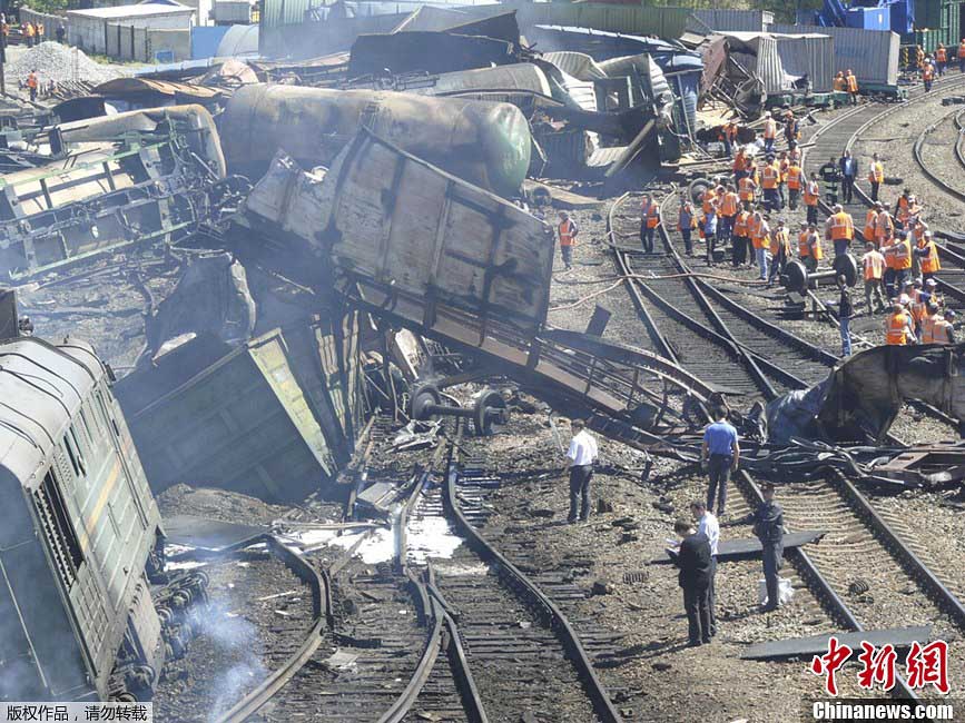 俄罗斯油罐列车脱轨引大火 造成数十人受伤