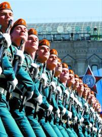 2013年5月9日，俄罗斯士兵在莫斯科红场参加阅兵式。图片：新华社/路透