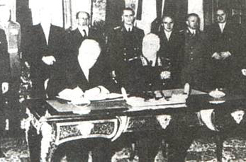 苏联代表朱可夫元帅在条约上签字