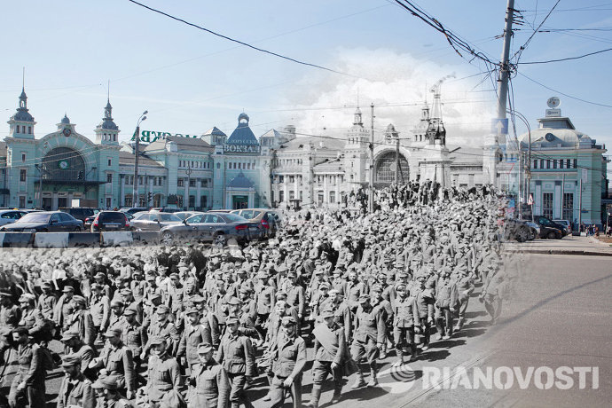 1941年和2013年莫斯科某火车站前  图片来源：俄新社