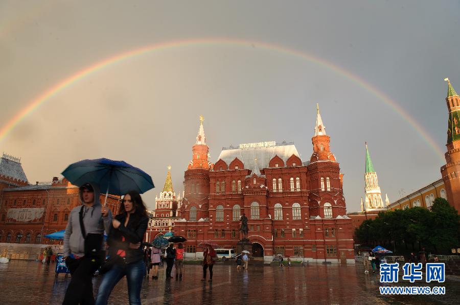 霞光变幻:雨后莫斯科