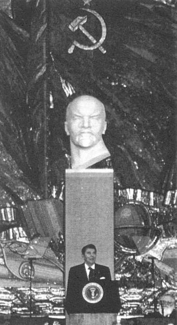 里根赴莫斯科大学在列宁胸像下发表演说