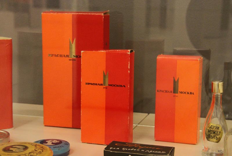 图为俄罗斯著名的香水品牌“红色莫斯科”在苏联时期的包装（人民网记者 刘旭 摄）