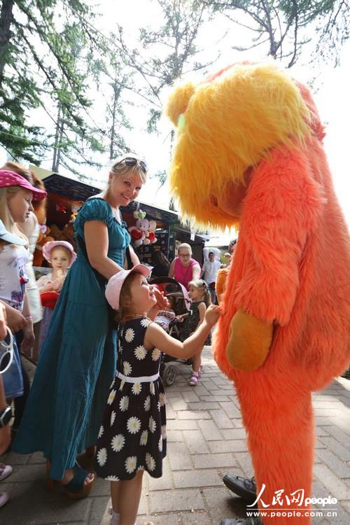 俄罗斯动画人物在现场与孩子们进行互动。（人民网记者 刘旭摄）