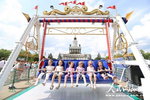 俄罗斯小朋友在公园开心体验各种娱乐设施 。（人民网记者 刘旭摄）