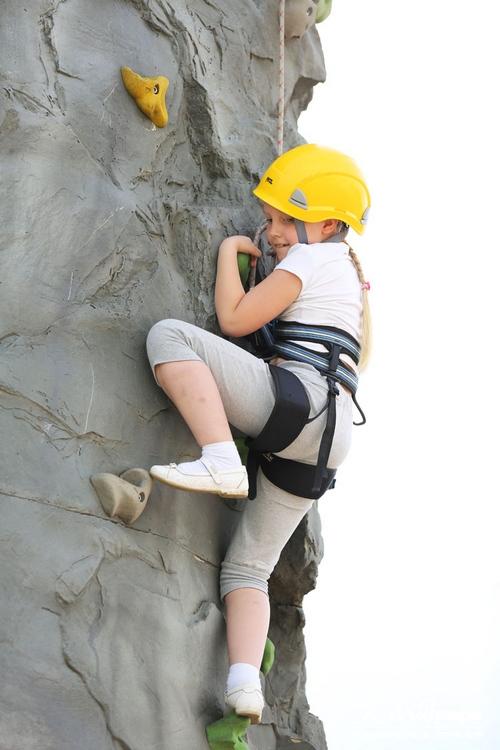 一名小朋友在公园内体验攀岩运动。 （人民网记者 刘旭摄）