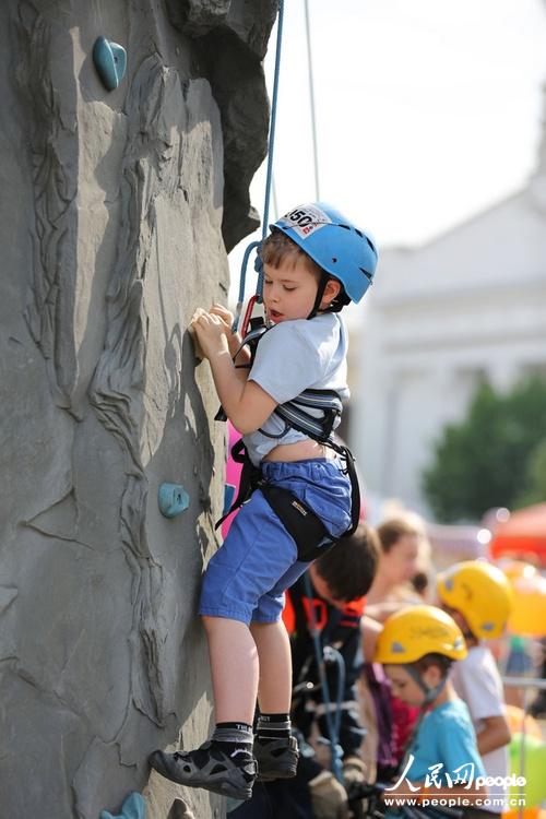 一名小朋友在公园内体验攀岩运动。（人民网记者 刘旭摄）