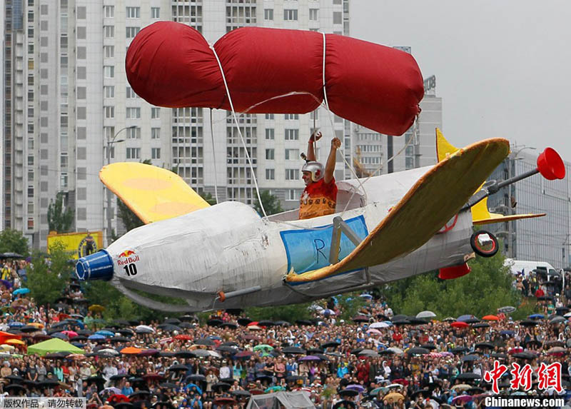 乌克兰举行“鸟人”大赛 奇葩“飞机”轮番亮相