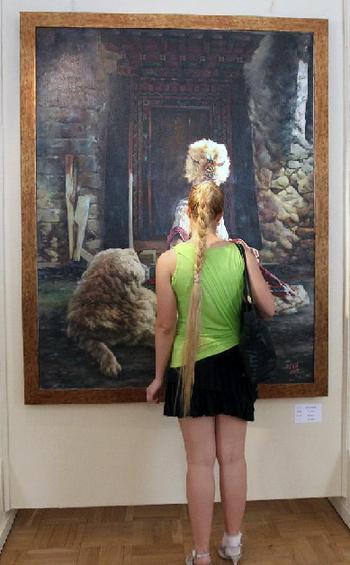 6月5日，参观者在俄罗斯圣彼得堡列宾美术学院参观藏獒油画。