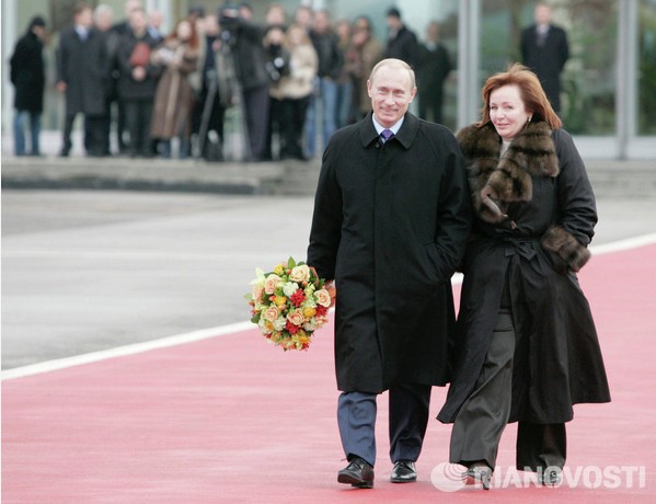 资料图 普京与夫人 （来源：Ria Novosti）