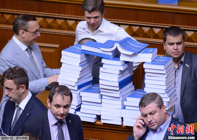 乌克兰议会再现闹剧 议员用书“占领”讲台