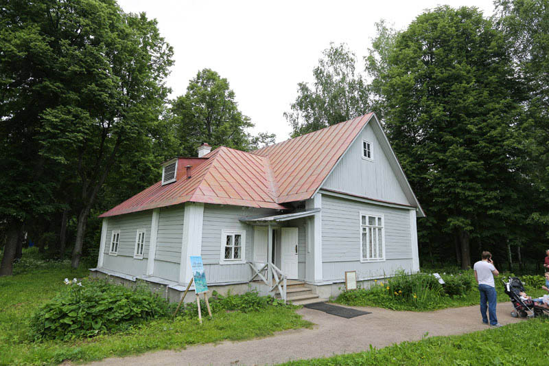 图为波列诺夫夫妇在庄园内居住的小别墅。（人民网记者 屈海齐摄）