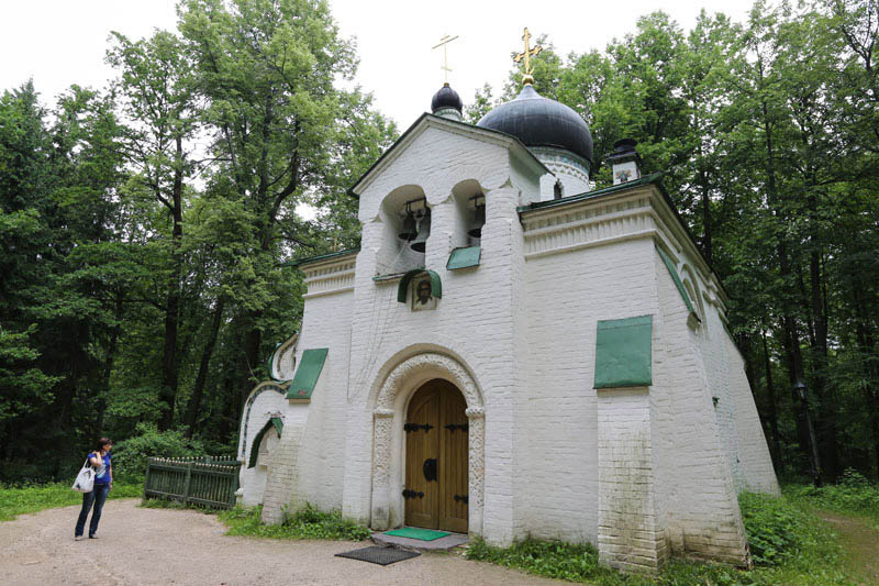 图为瓦斯涅佐夫设计的小教堂，萨瓦·马蒙托夫及夫人就安葬在此。（人民网记者 屈海齐摄）