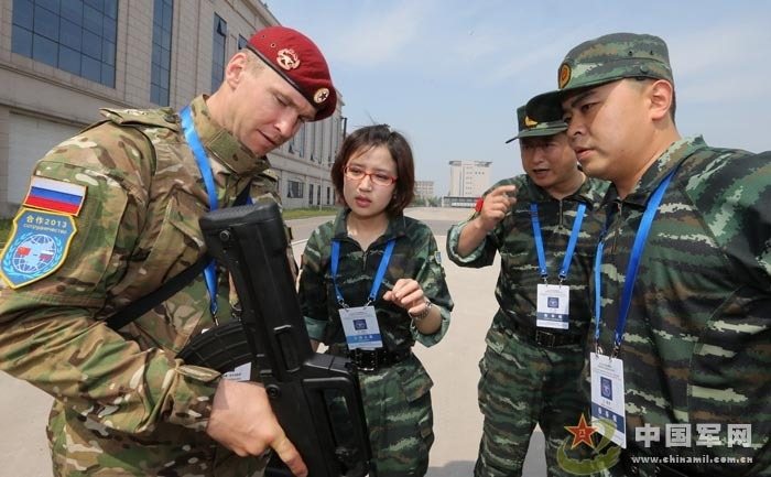 图为俄罗斯内卫部队队员试用中国95式步枪。