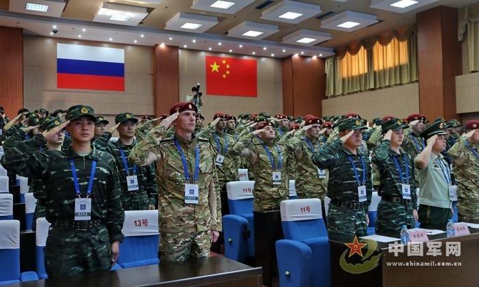 11日上午9时，中俄双方举行了启动仪式。联合训练组织者向双方参训特战队授予了队旗，并宣布训练实施方案。
